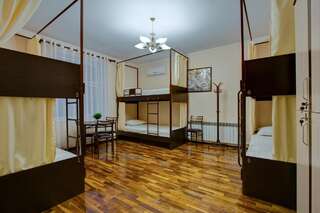 Хостелы Centre hostel Бишкек Кровать в общем 6-местном номере для мужчин и женщин-1